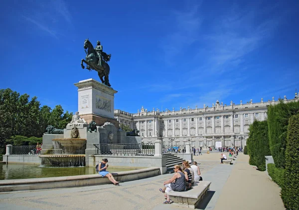 Madrid, Span, May, 7, 2017. Royal Palace in Madrid in a beautiful spring day, Spain. The Royal Palace at the Plaza del Oriente is one of the famous landmarks of Madrid. — Stock Photo, Image