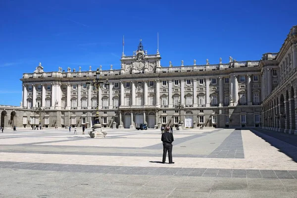 Königspalast in Madrid an einem schönen Frühlingstag, Spanien — Stockfoto