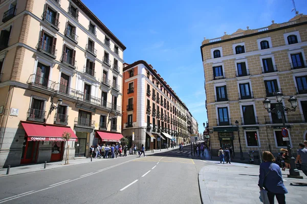 Madrid, İspanya, 7 Mayıs 2017. Calle Mayor Madrid, İspanya. Bu sokak Madrid turistler için en popüler olanıdır.
