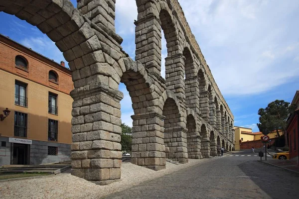 Segovia, Spanien. Blick auf die Plaza del Azoguejo und das antike römische Aquädukt — Stockfoto