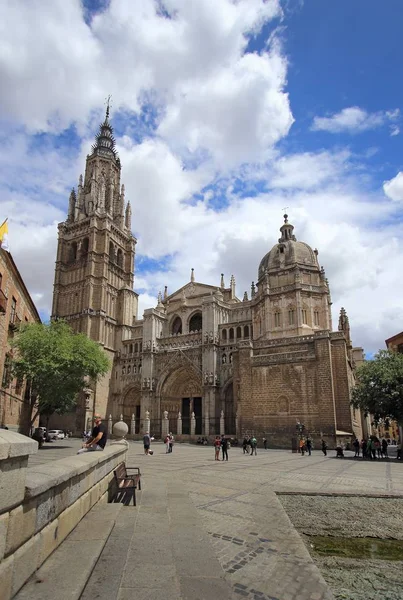 2017 年 5 月 10 日，西班牙托莱多。在阳光明媚的日子，西班牙大教堂。托莱多历史城市是教科文组织世界遗产. — 图库照片