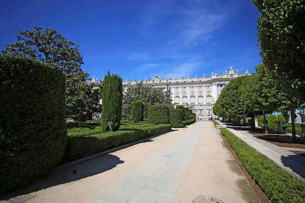 Königspalast in Madrid an einem schönen Frühlingstag, Spanien — Stockfoto