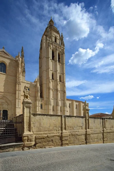 Segovia, Španělsko. Gotická katedrála v slunečný den — Stock fotografie