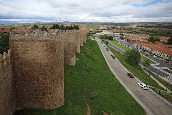Стена средневековой крепости Авила, Кастилья-и-Леон, Испания — стоковое фото