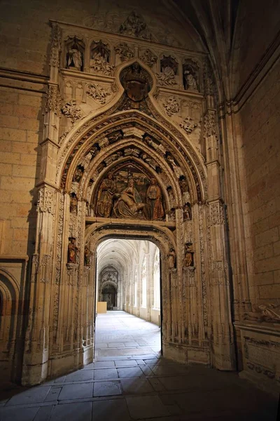 Segovia, İspanya, 9 Mayıs 2017. Segovia, İspanya. Gotik katedral iç. Bu katedralde Ortaçağ Gotik mimarisinin güzel bir örneği. — Stok fotoğraf