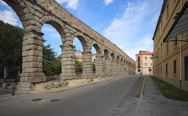 Segóvia, Espanha. Vista para a Plaza del Azoguejo e o antigo aqueduto romano — Fotografia de Stock