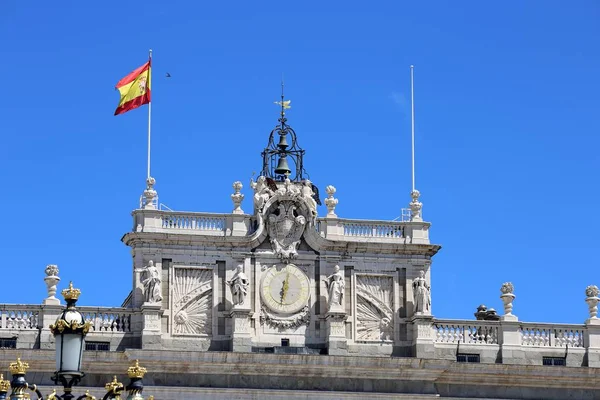 Koninklijk Paleis in Madrid in een mooie lentedag, Spanje — Stockfoto