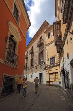 Toledo, İspanya, 10 Nisan 2017. Toledo, İspanya'nın dar Ortaçağ sokak. Tarihi Toledo şehir Unesco Dünya Mirası olduğunu.