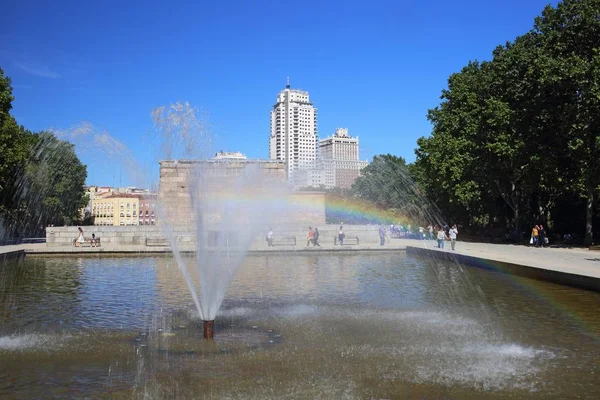 背后的古埃及神庙的 Fountan Debod 在马蒂，西班牙公园德尔西 — 图库照片