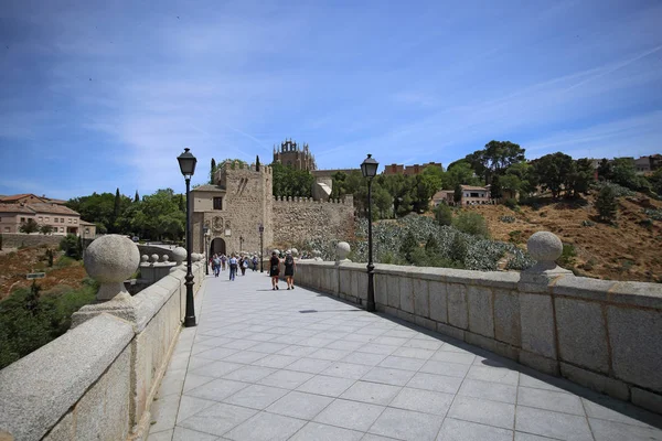 Toledo, Spain, May, 08, 2017. Puente de San Martin (Saint Martin Bridge), Toledo, Spain. The historical city of Toledo is a UNESCO World Heritage. — Stock Photo, Image