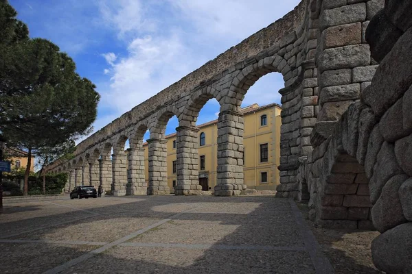 Segovia, Hiszpania. Widok na Plaza del Azoguejo i starożytnego rzymskiego akweduktu — Zdjęcie stockowe