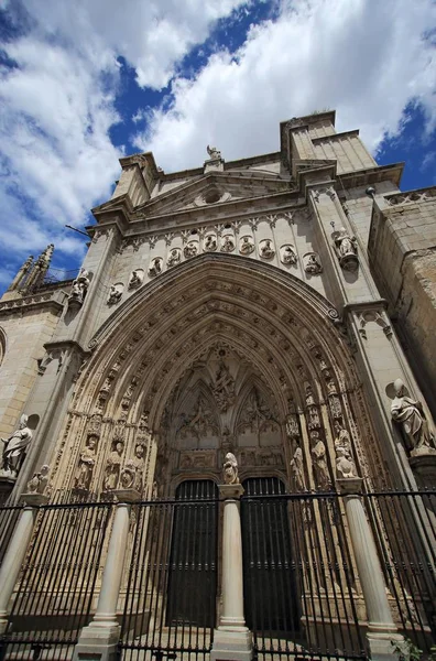 Toledo-kathedrale bei sonnigem tag, spanien — Stockfoto