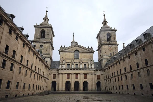 西班牙马德里附近San Lorenzo de El Escorial皇家修道院 — 图库照片