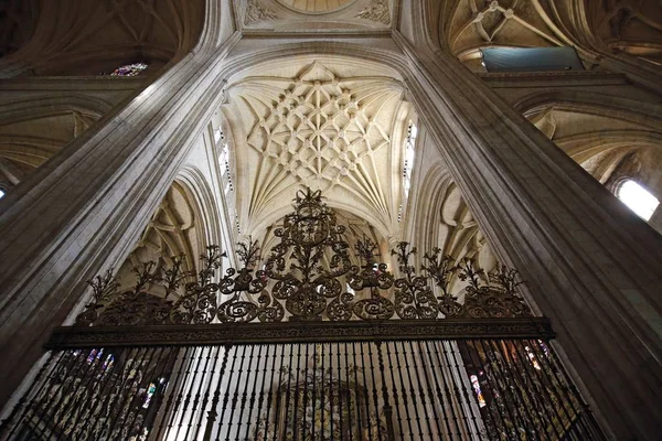 Ségovie, Espagne, 9 mai 2017. Ségovie, Espagne. Intérieur de la cathédrale gothique. Cette cathédrale dans un bel exemple d'architecture gothique médiévale . — Photo