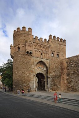 Toledo, İspanya, 10 Nisan 2017. Puerta del Sol (Gates of the Sun), Toledo, İspanya. Tarihsel bir Unesco Dünya Mirası Toledo ciry.