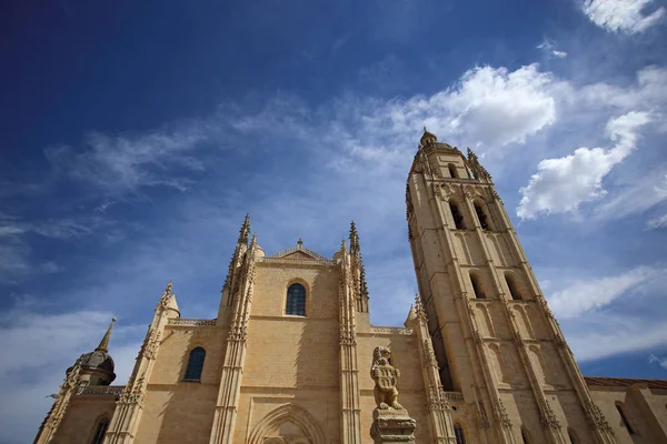 Ségovie, Espagne. Cathédrale gothique par temps ensoleillé — Photo