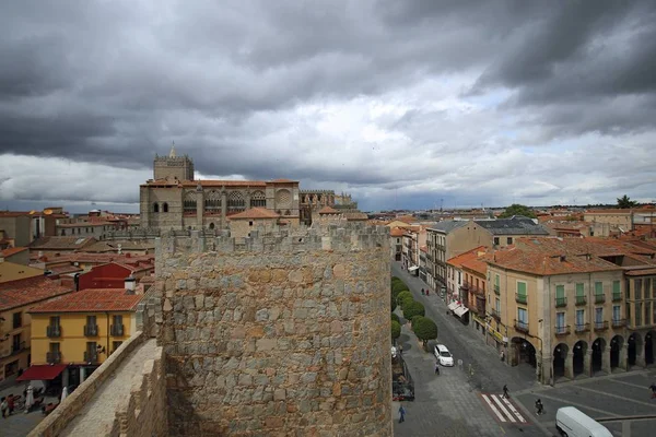 Стена средневековой крепости Авила, Кастилья-и-Леон, Испания — стоковое фото