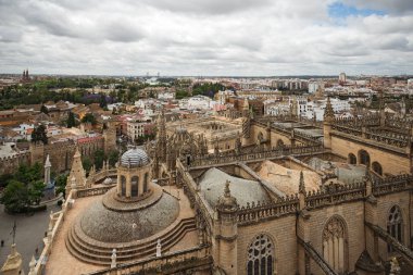 İspanya 'nın Giralda çan kulesinden Sevilla katedraline ve şehre bakın.