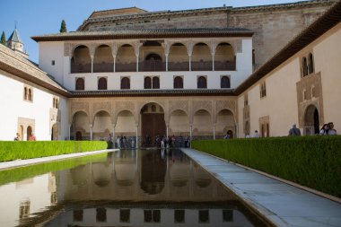 Granada, İspanya - 4 Mayıs 2019. Alhambra 'nın Nasrid moresk sarayının avlusu. Saray Unesco Dünya Mirası 'dır ve İspanya' nın resmi bir numaralı seyahat yeridir..