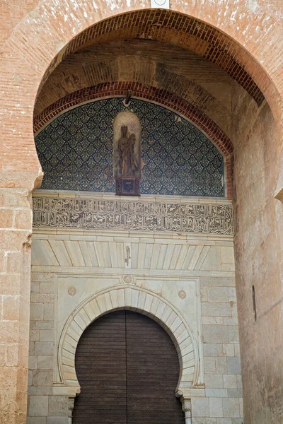 Alhambra Bramy Sprawiedliwości z mauretańskich i chrześcijańskich dekoracji — Zdjęcie stockowe