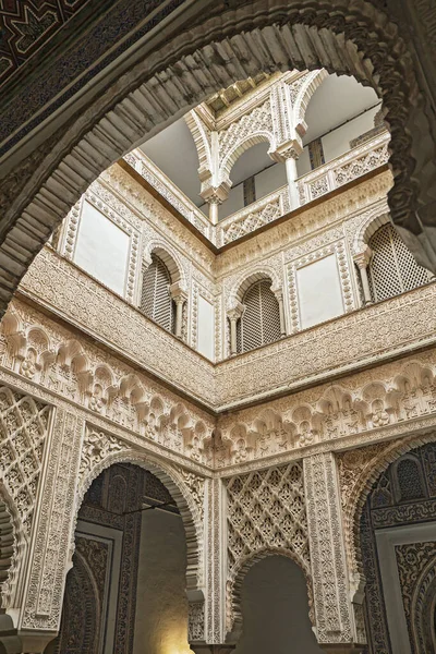 Sevilla, España - 9 de mayo de 2019. Sevilla Alcázar interior. Es un palacio real en Sevilla, España, construido para el rey cristiano Pedro de Castilla. Es Patrimonio Mundial de la UNESCO — Foto de Stock