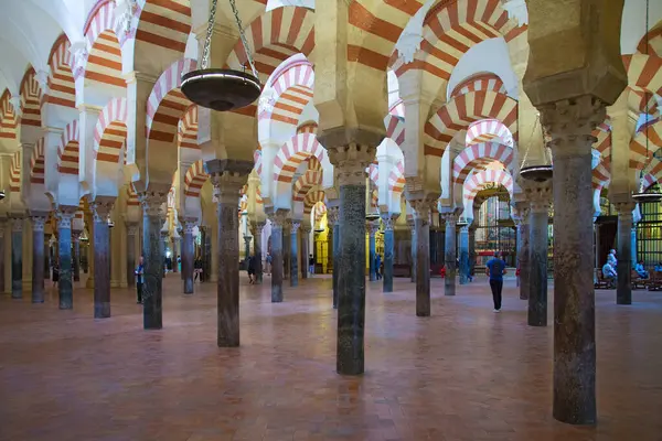 Cordoba, Spanje - 6 mei 2019. Interieur van Mezquita - Kathedraal van Cordoba. Het gebouw was vroeger de moskee en is Unesco Werelderfgoed. — Stockfoto