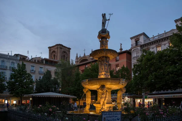 Granada, Spanje - 2 mei 2019. Square Bib-Rambla 's nachts. Dit plein is het centrum van Granada en er zijn veel mensen de klok rond. — Stockfoto