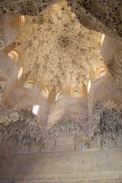 Ceiling of Nasrid moresque palace of Alhambra — Stock Photo, Image