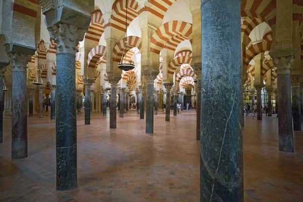 スペインのコルドバ- 2019年5月6日。メスキータの内部-コルドバ大聖堂。かつてモスクだった建物はユネスコの世界遺産に登録されています。. — ストック写真