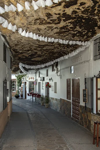 Una pequeña ciudad Setenil de las Bodegas en el sur de España — Foto de Stock