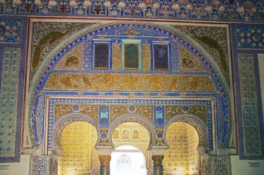 Seville, İspanya - 9 Mayıs 2019. Seville Alcazar 'da tavus kuşlarıyla dolu bir duvar. İspanya 'nın Sevilla şehrinde Kastilya Kralı Peter için inşa edilmiş bir kraliyet sarayı. Bir Unesco Dünya Mirası