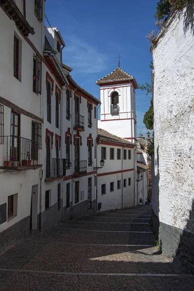 Calle estrecha y una iglesia en el barrio del Albaicín de Granada, España — Foto de Stock