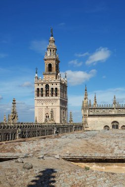 Sevilla katedralinin çatısından Giralda çan kulesinin görüntüsü