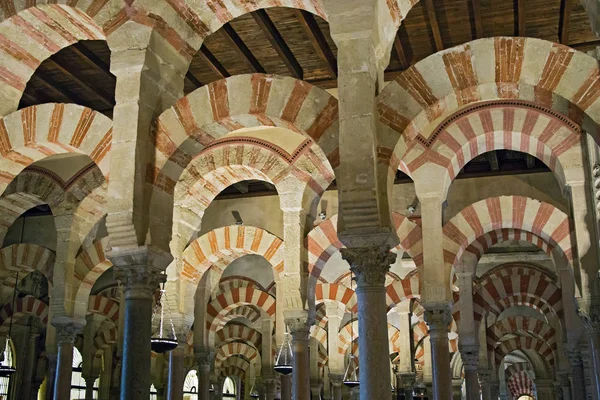 Interiören i Mezquita - Katedralen i Cordoba. — Stockfoto