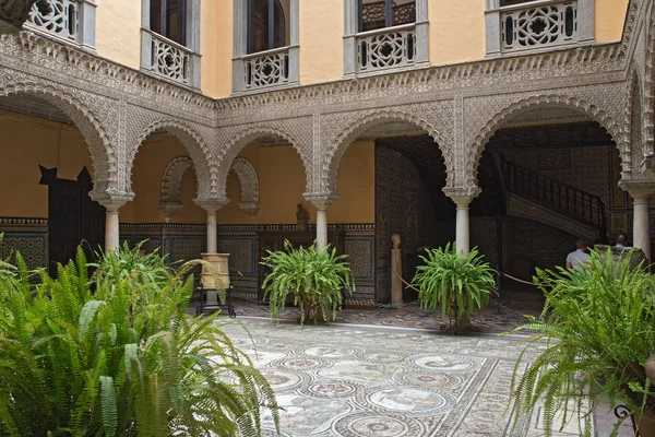 Casa de Lebrija - Typical Andalusian house with Roman mosaic on the patio floor — Stock Photo, Image