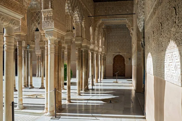Alhambra市Nasrid Moresque宫狮子宫 — 图库照片