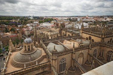 İspanya 'nın Giralda çan kulesinden Sevilla katedraline ve şehre bakın.