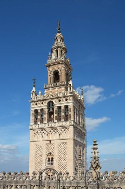 Sevilla katedralinin çatısından Giralda çan kulesinin görüntüsü