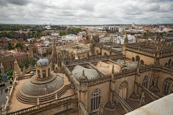 Pohled na katedrálu v Seville a na město z Giralda Bellfry, Španělsko — Stock fotografie