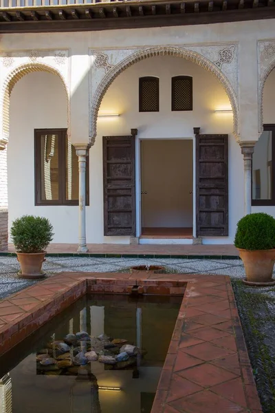 "El horno del oro "- Cuerno de Oro - un típico patio de casa árabe en Granada, España — Foto de Stock