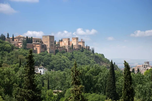 Vista a la Alhambra desde el pueblo de Sacromonte —  Fotos de Stock