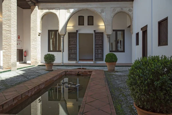 "El horno del oro "- Cuerno de Oro - un típico patio de casa árabe en Granada, España — Foto de Stock