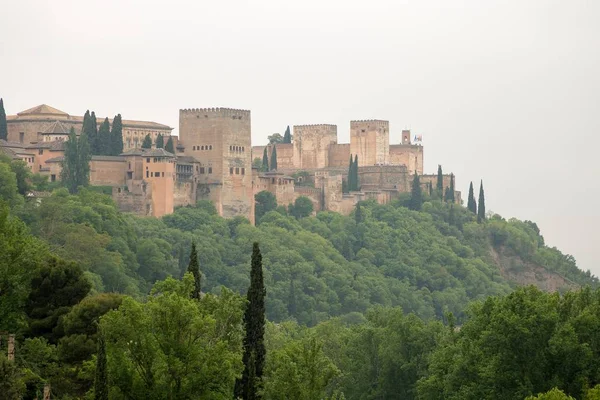 Вид на Альгамбру из деревни Сакромонте — стоковое фото