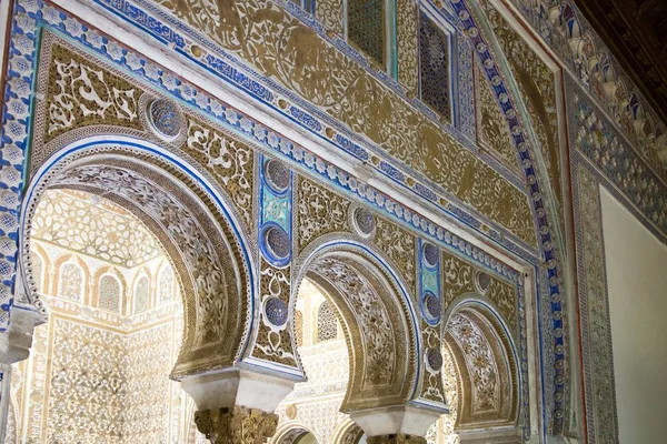 Pared con pavos reales en Sevilla Alcázar — Foto de Stock