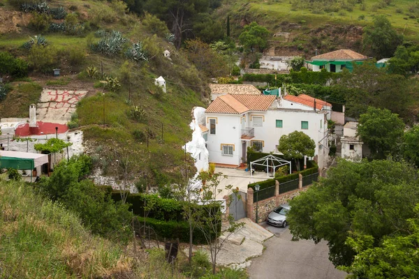 西班牙格拉纳达，Sacromonte村，因其在山坡上的洞穴中建造的房屋而闻名 — 图库照片