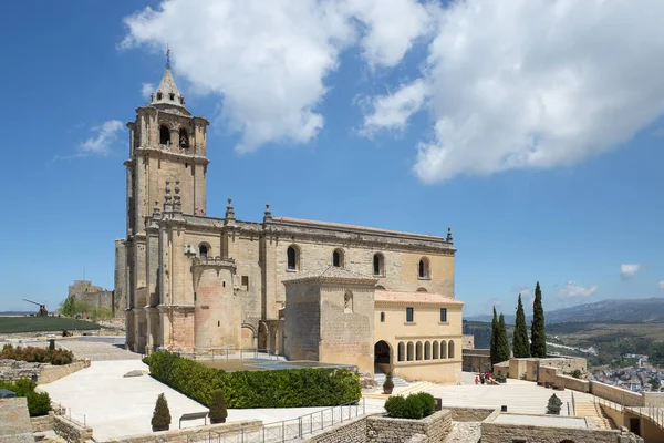 Alcalá la Real fortaleza medieval en la cima de la colina, Andalucía, España — Foto de Stock