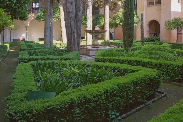 Jardines de la Alhambra Moresque, Granada, España — Foto de Stock