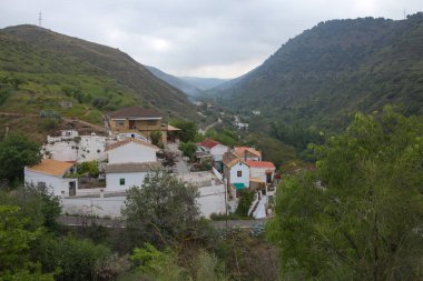 Sacromonte köyü, İspanya 'nın Granada yamaçlarındaki mağaralarda yaptığı evlerle ünlüdür.