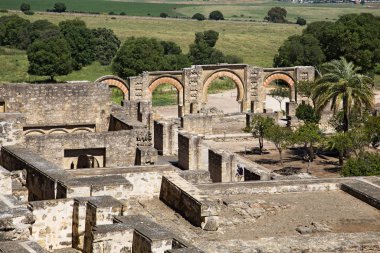 Medina Azahara harabeleri. Engin, güçlendirilmiş Endülüs saray şehri.