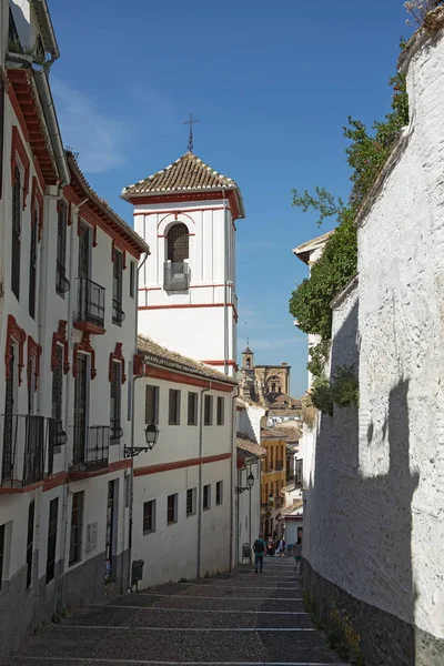 Calle estrecha y una iglesia en el barrio del Albaicín de Granada, España — Foto de Stock
